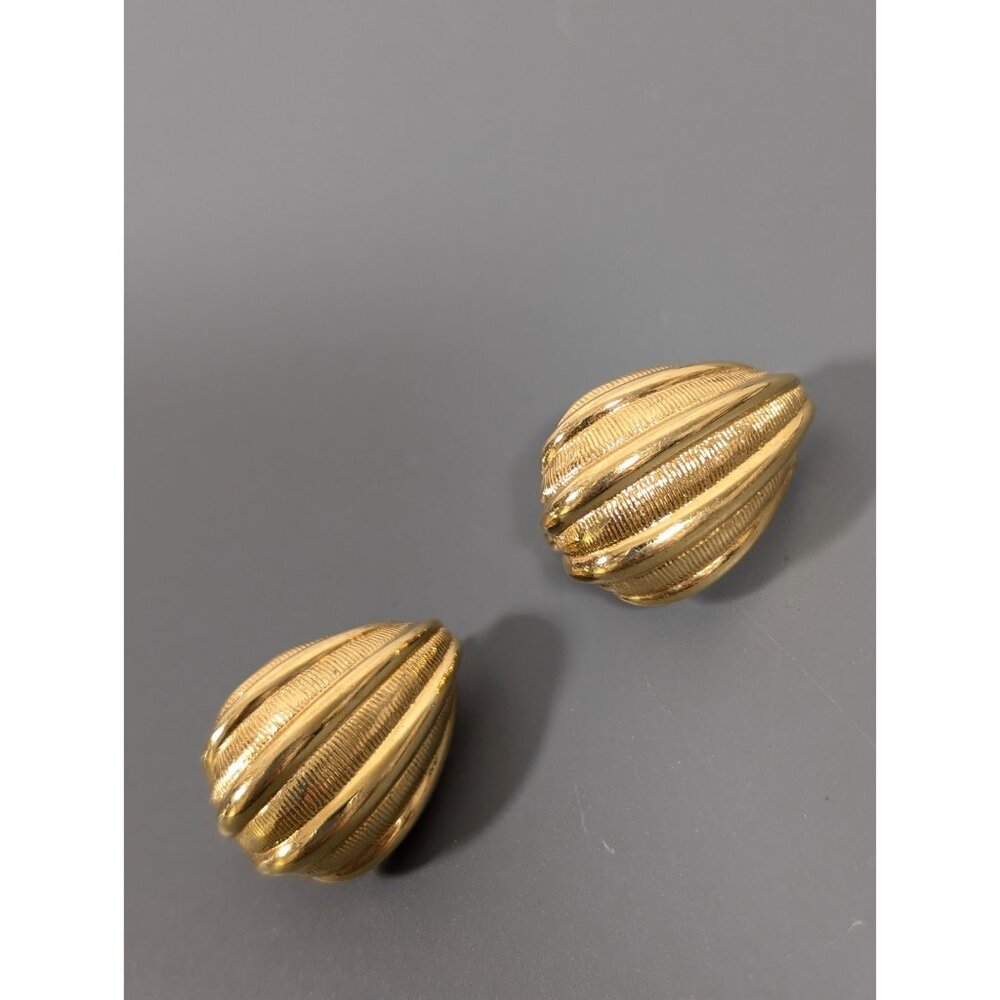 VTG Monet Ribbed Texture Teardrop Clip On Earrings Gold Tone Classic‎ Statement - Picture 3 of 8